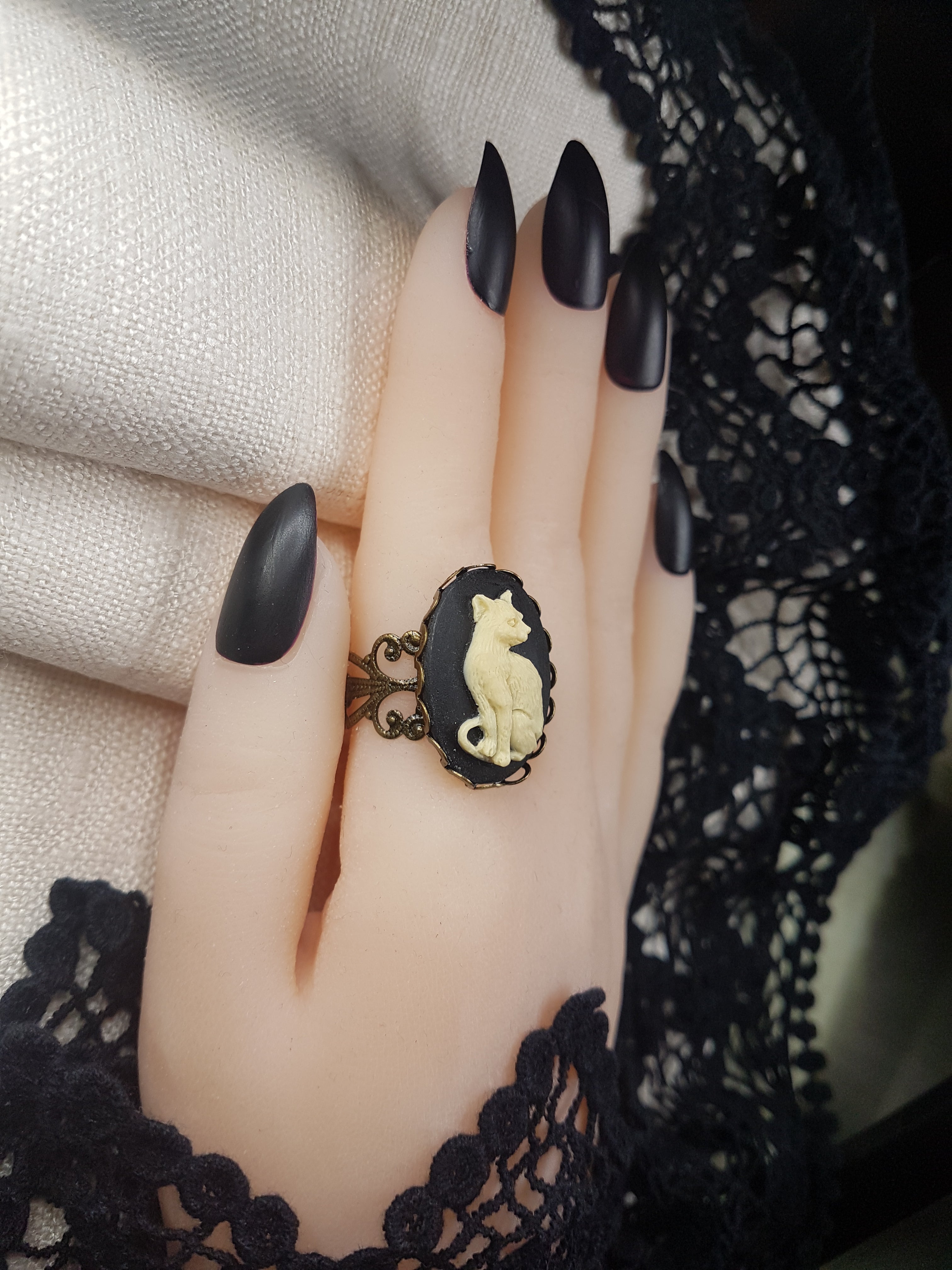 CAT CAMEO RING | THEBLACKWARDROBE.COM.