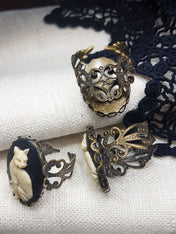 CAT CAMEO RING | THEBLACKWARDROBE.COM.