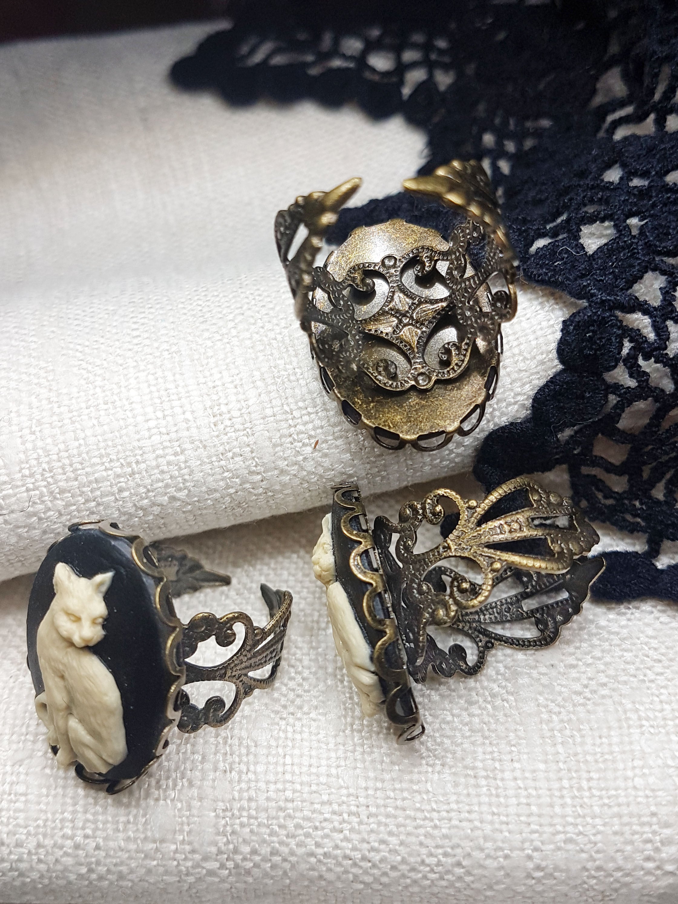 CAT CAMEO RING | THEBLACKWARDROBE.COM.