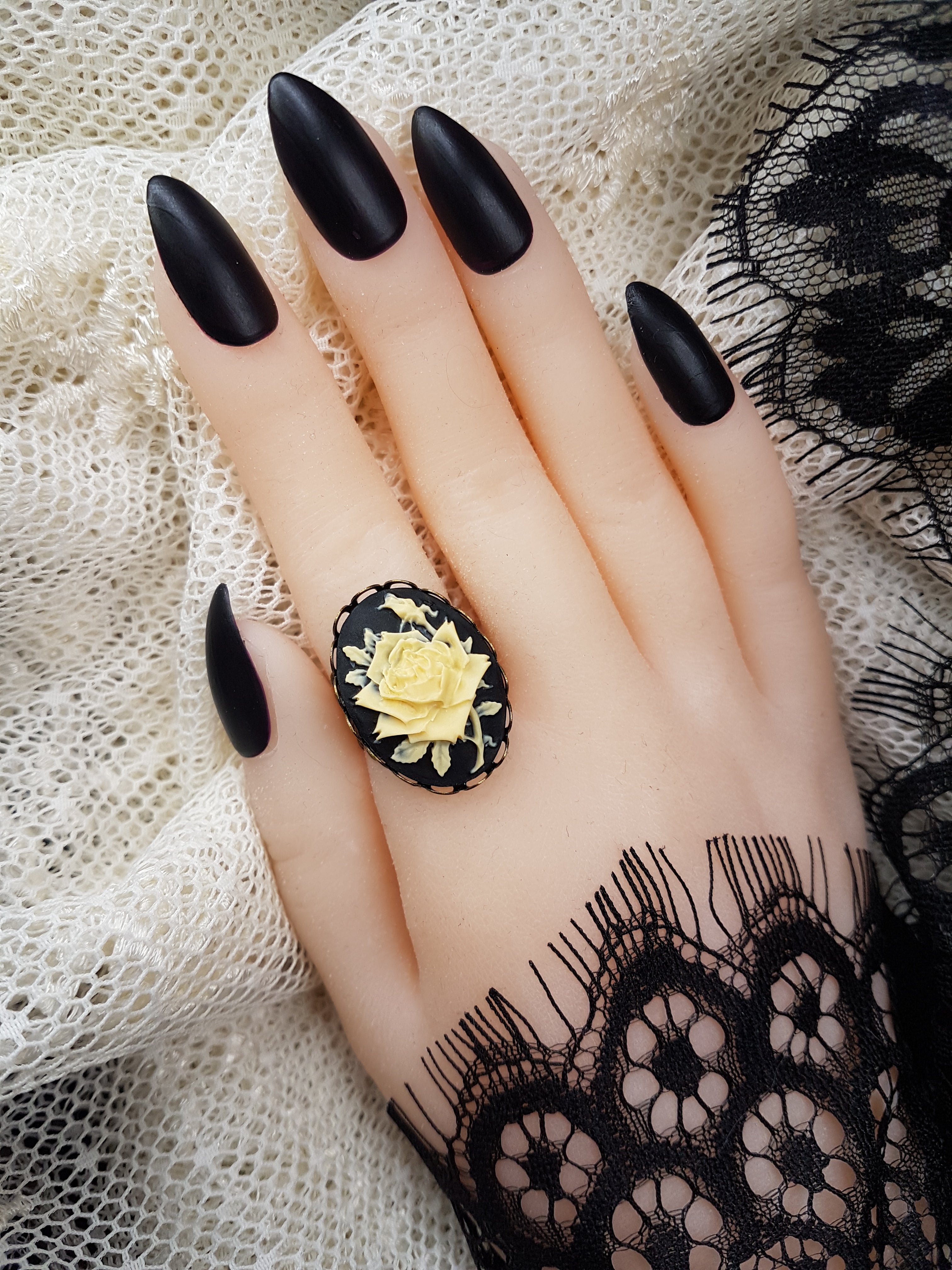 VICTORIAN ROSE CAMEO RING | THEBLACKWARDROBE.COM.