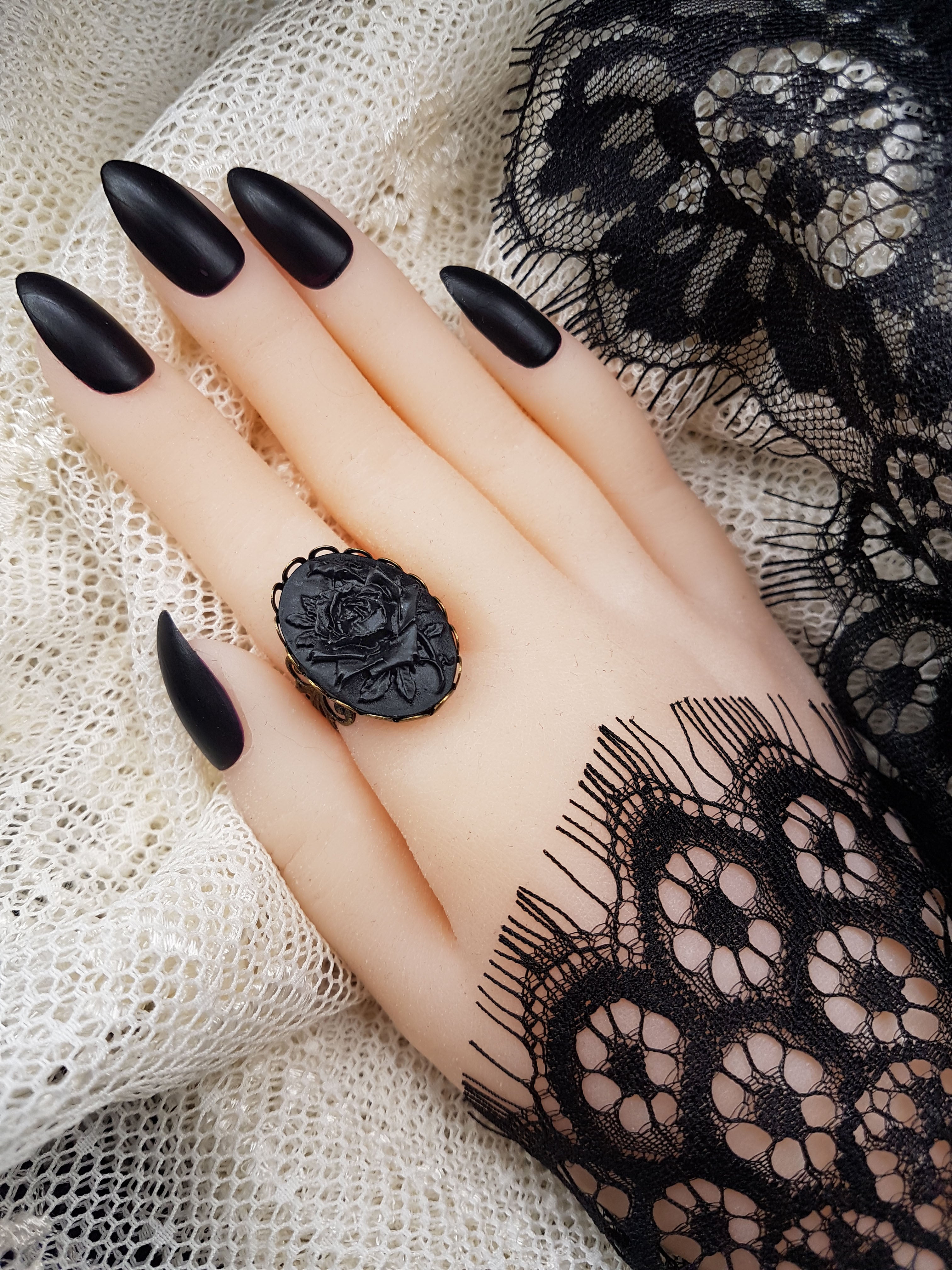 VICTORIAN ROSE CAMEO RING | THEBLACKWARDROBE.COM.