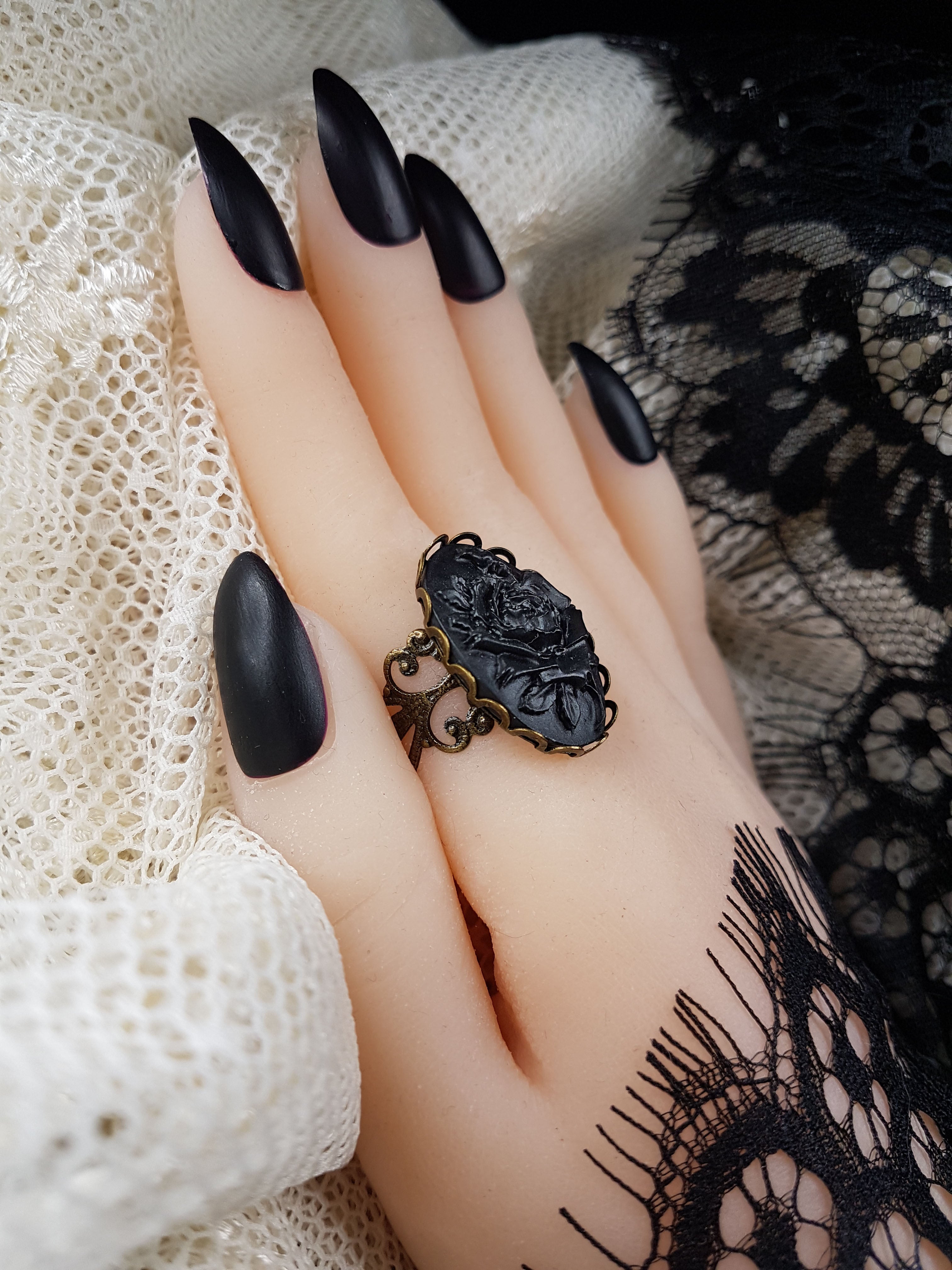 VICTORIAN ROSE CAMEO RING | THEBLACKWARDROBE.COM.