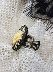 VICTORIAN ROSE CAMEO RING | THEBLACKWARDROBE.COM.