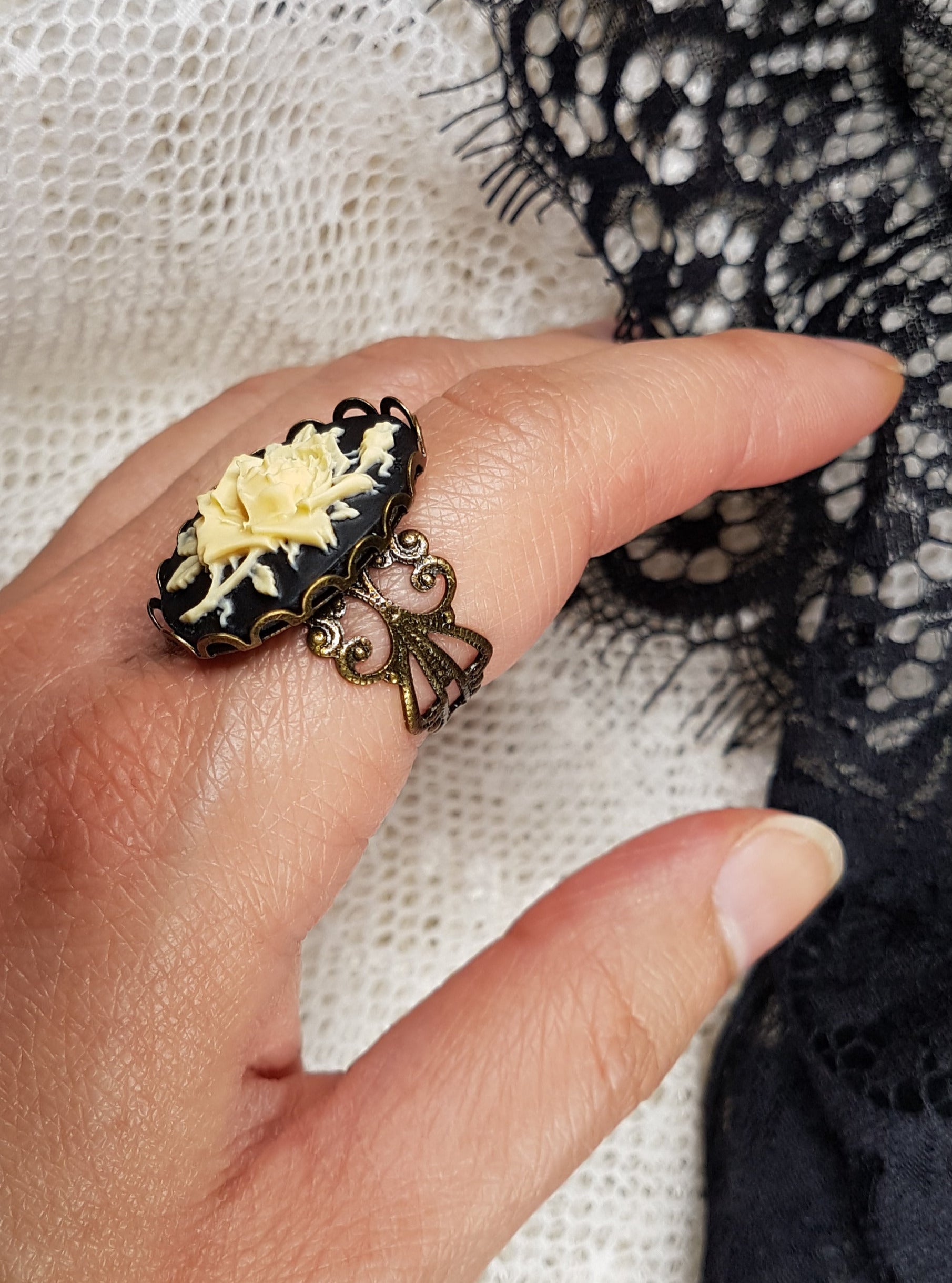 VICTORIAN ROSE CAMEO RING | THEBLACKWARDROBE.COM.