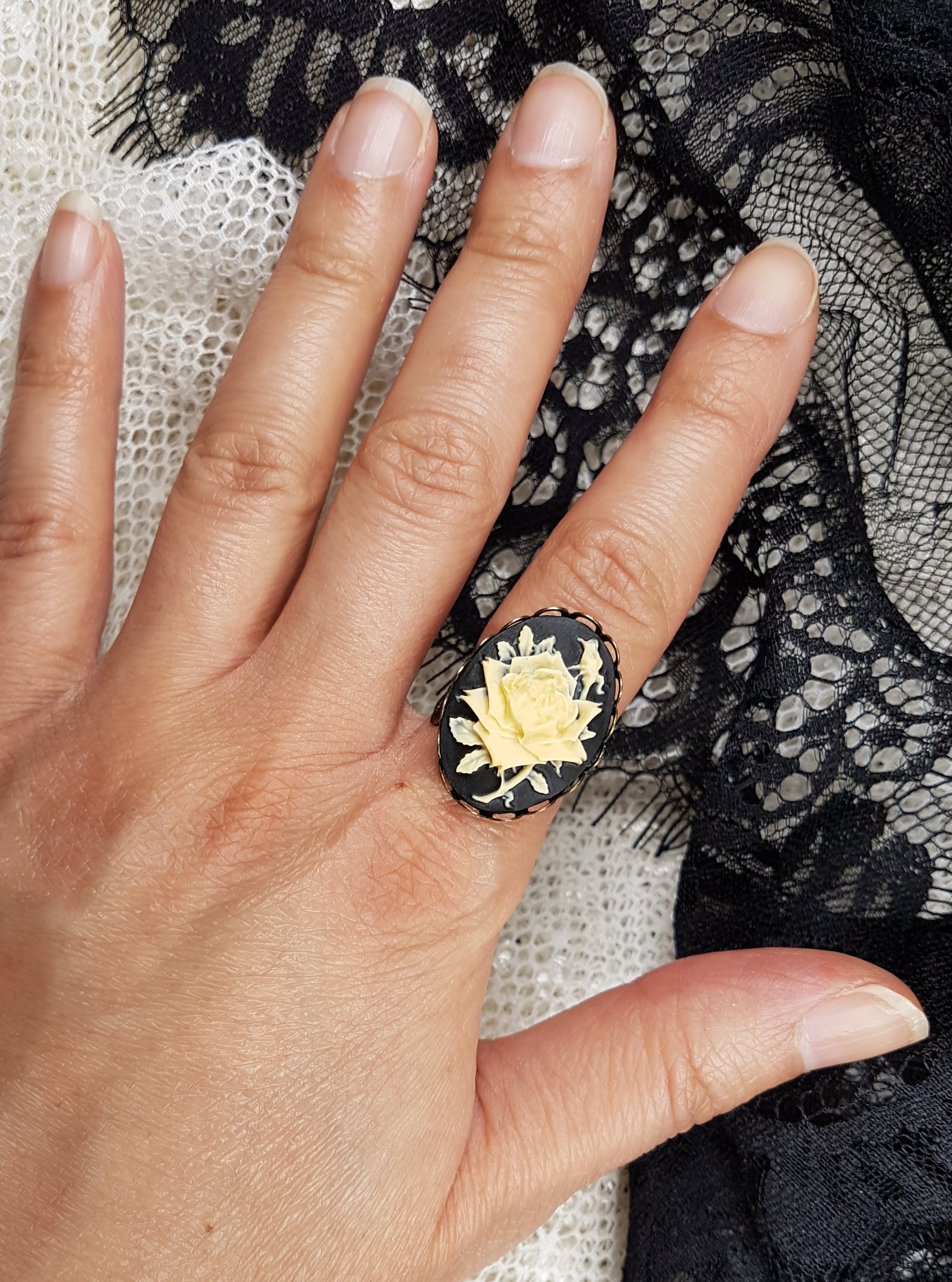VICTORIAN ROSE CAMEO RING | THEBLACKWARDROBE.COM.