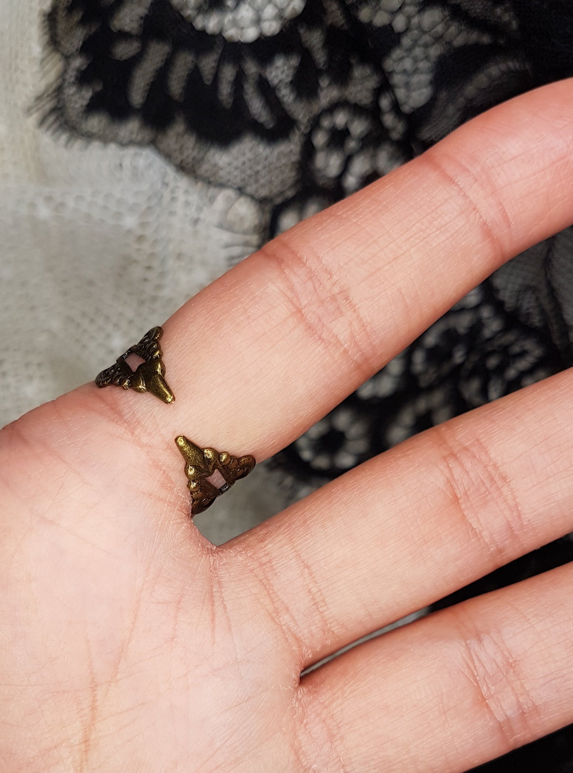 VICTORIAN ROSE CAMEO RING | THEBLACKWARDROBE.COM.