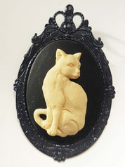 CAT CAMEO BROOCH | THEBLACKWARDROBE.COM.