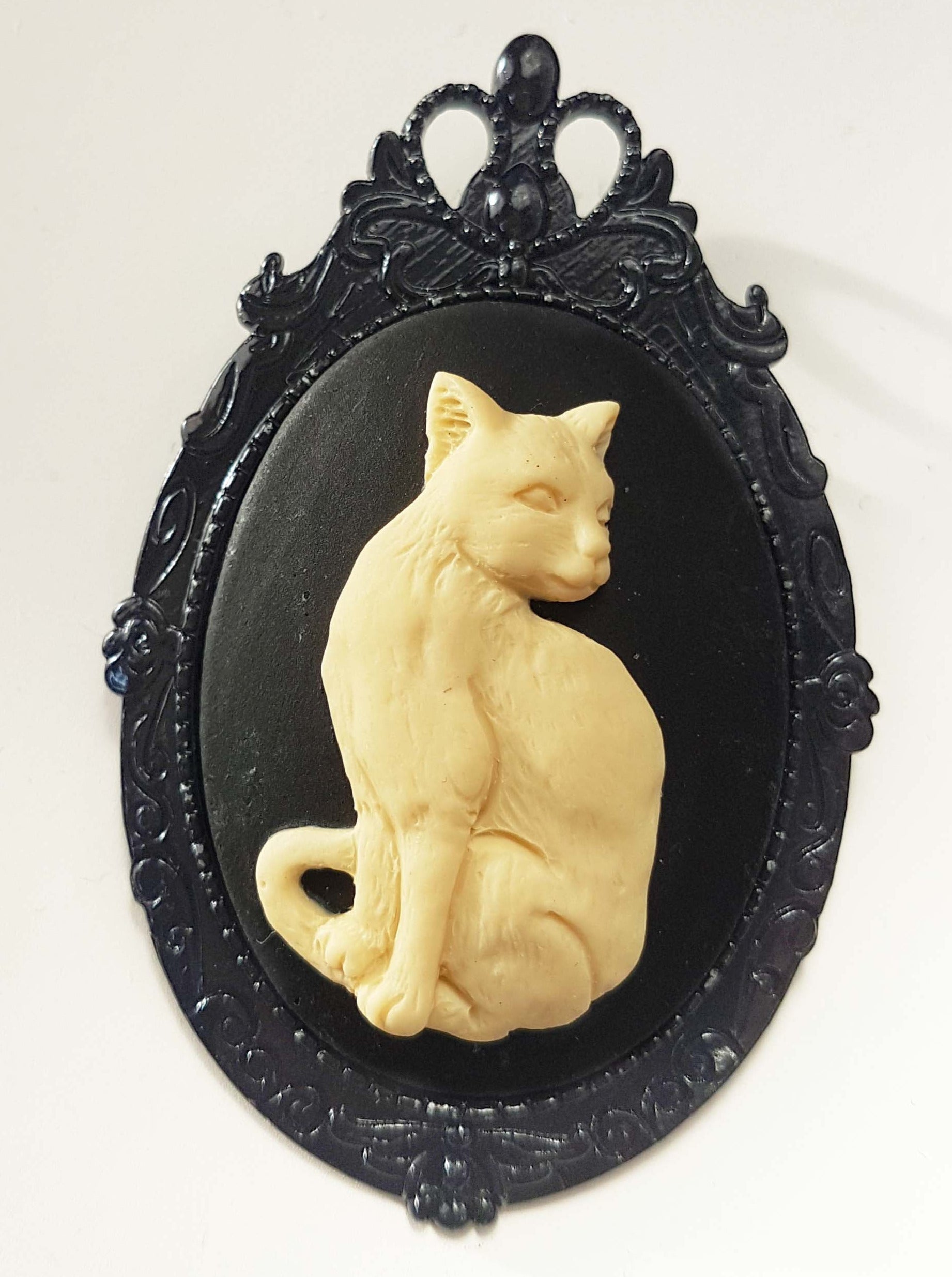 CAT CAMEO BROOCH | THEBLACKWARDROBE.COM.