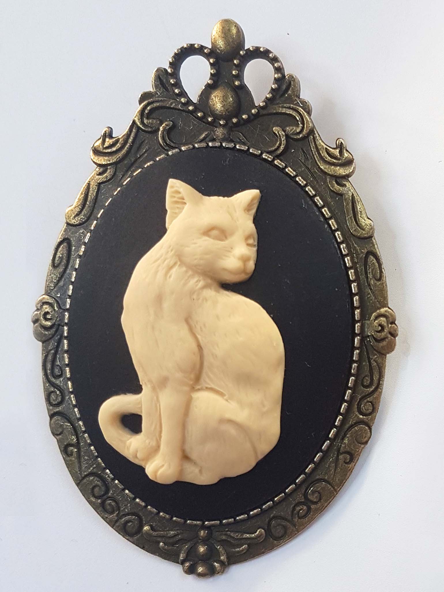 CAT CAMEO BROOCH | THEBLACKWARDROBE.COM.