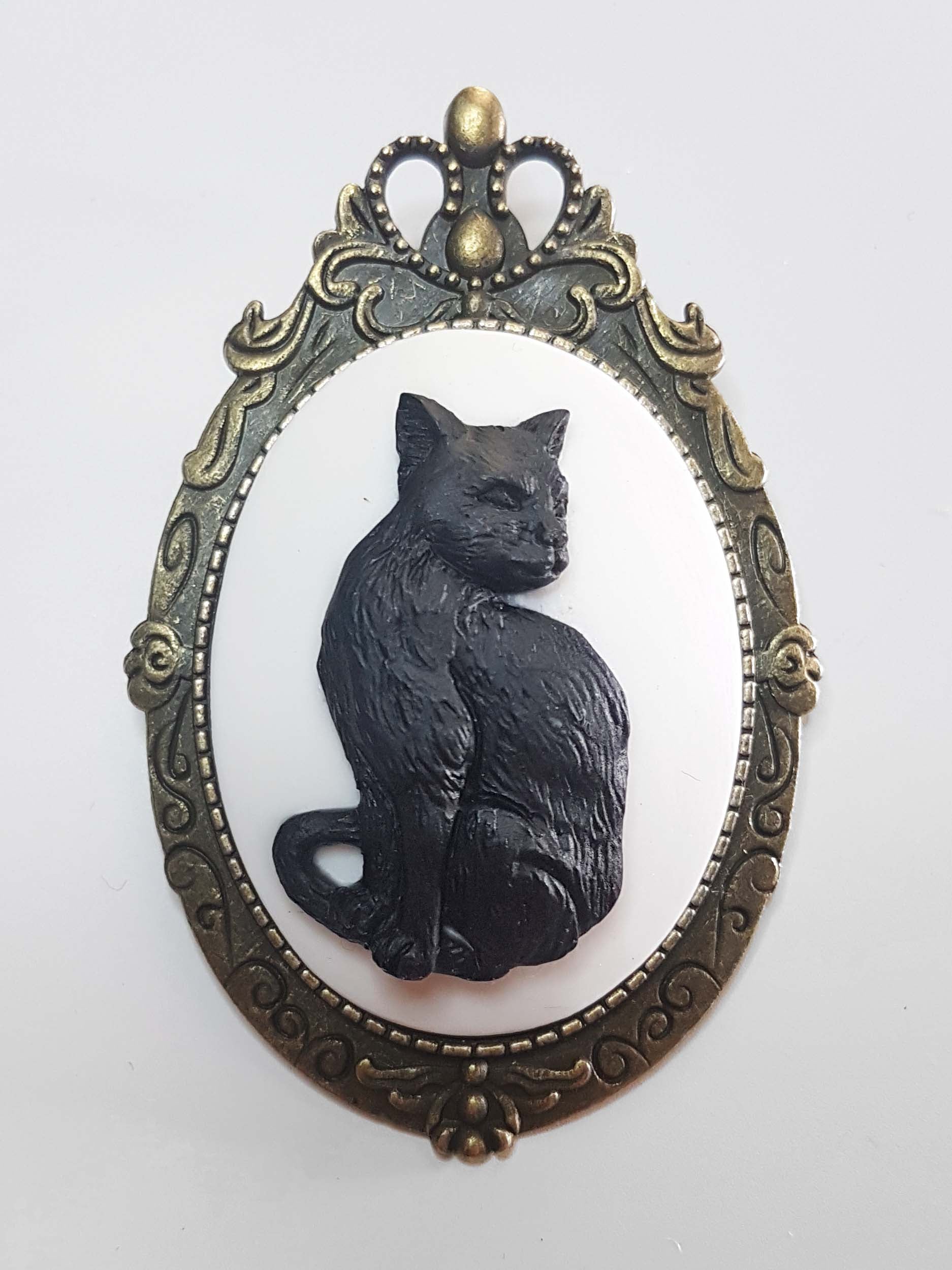 CAT CAMEO BROOCH | THEBLACKWARDROBE.COM.