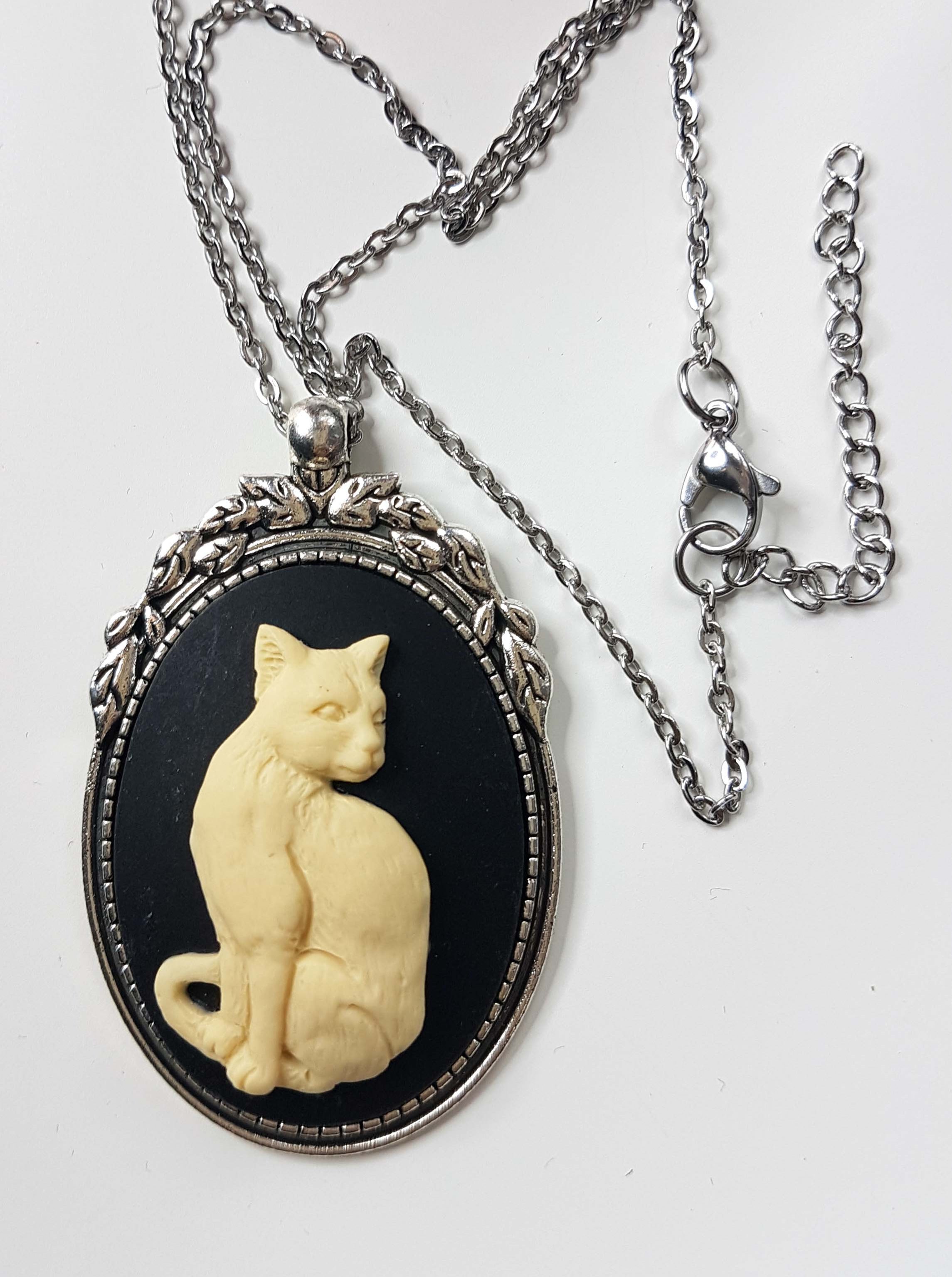 CAT CAMEO NECKLACE | THEBLACKWARDROBE.COM.