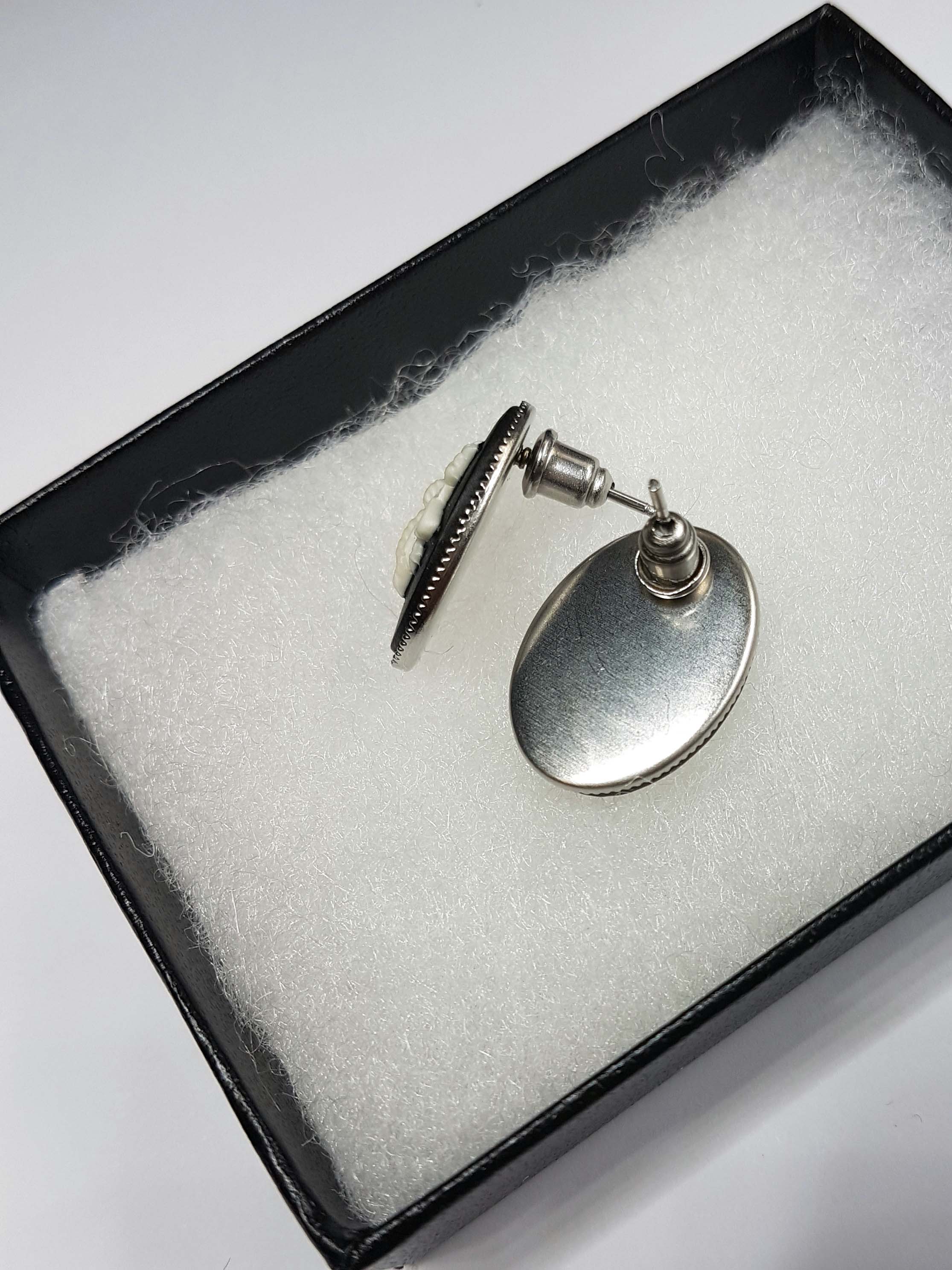 SMALL BEE CAMEO STUD EARRINGS | THEBLACKWARDROBE.COM.