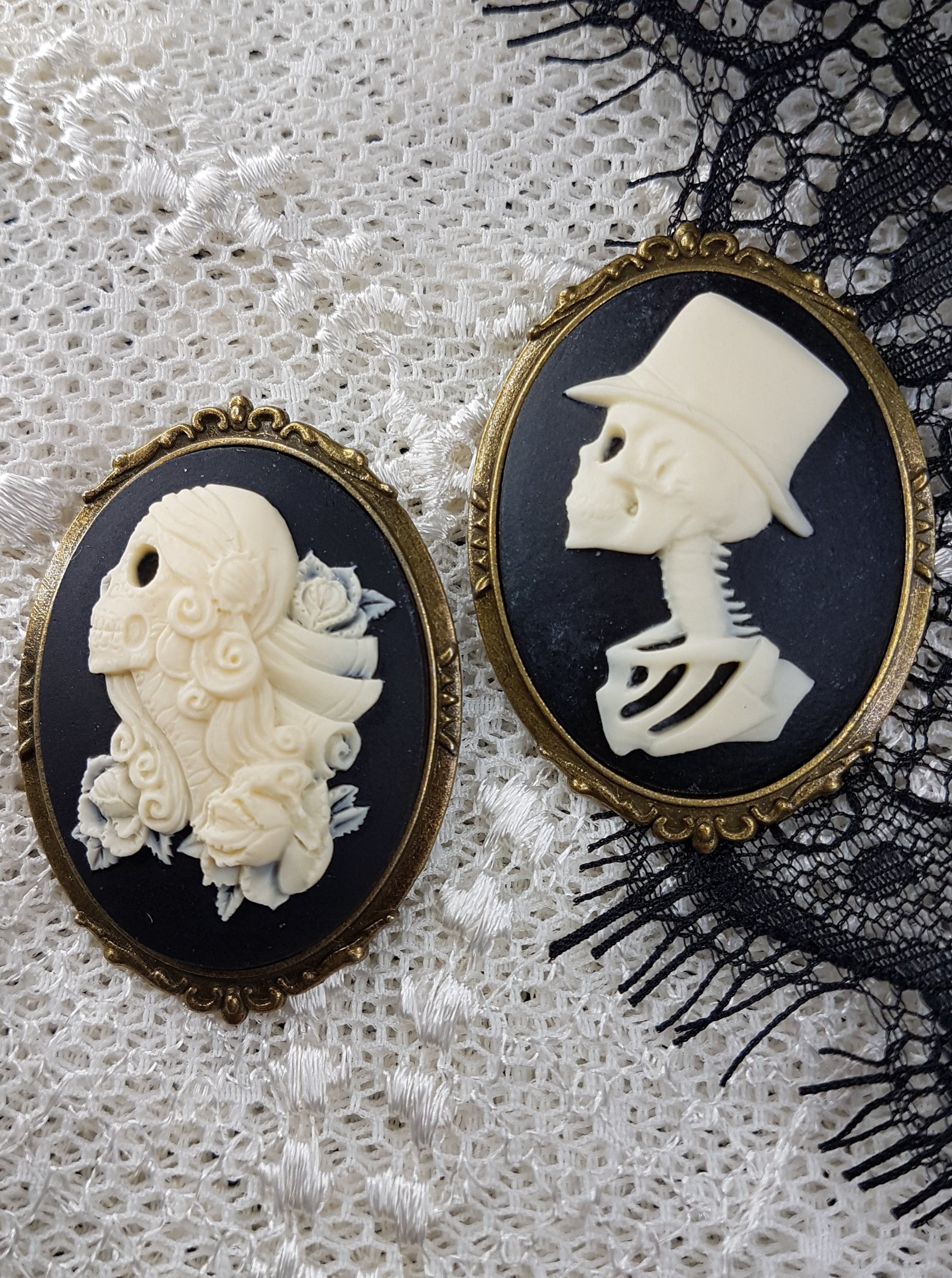 SKULL CORPSE BRIDE AND GROOM CAMEO BROOCH SET | THEBLACKWARDROBE.COM.