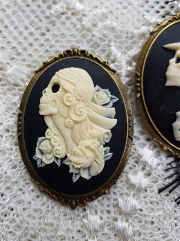 SKULL CORPSE BRIDE AND GROOM CAMEO BROOCH SET | THEBLACKWARDROBE.COM.