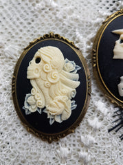 SKULL CORPSE BRIDE AND GROOM CAMEO BROOCH SET | THEBLACKWARDROBE.COM.