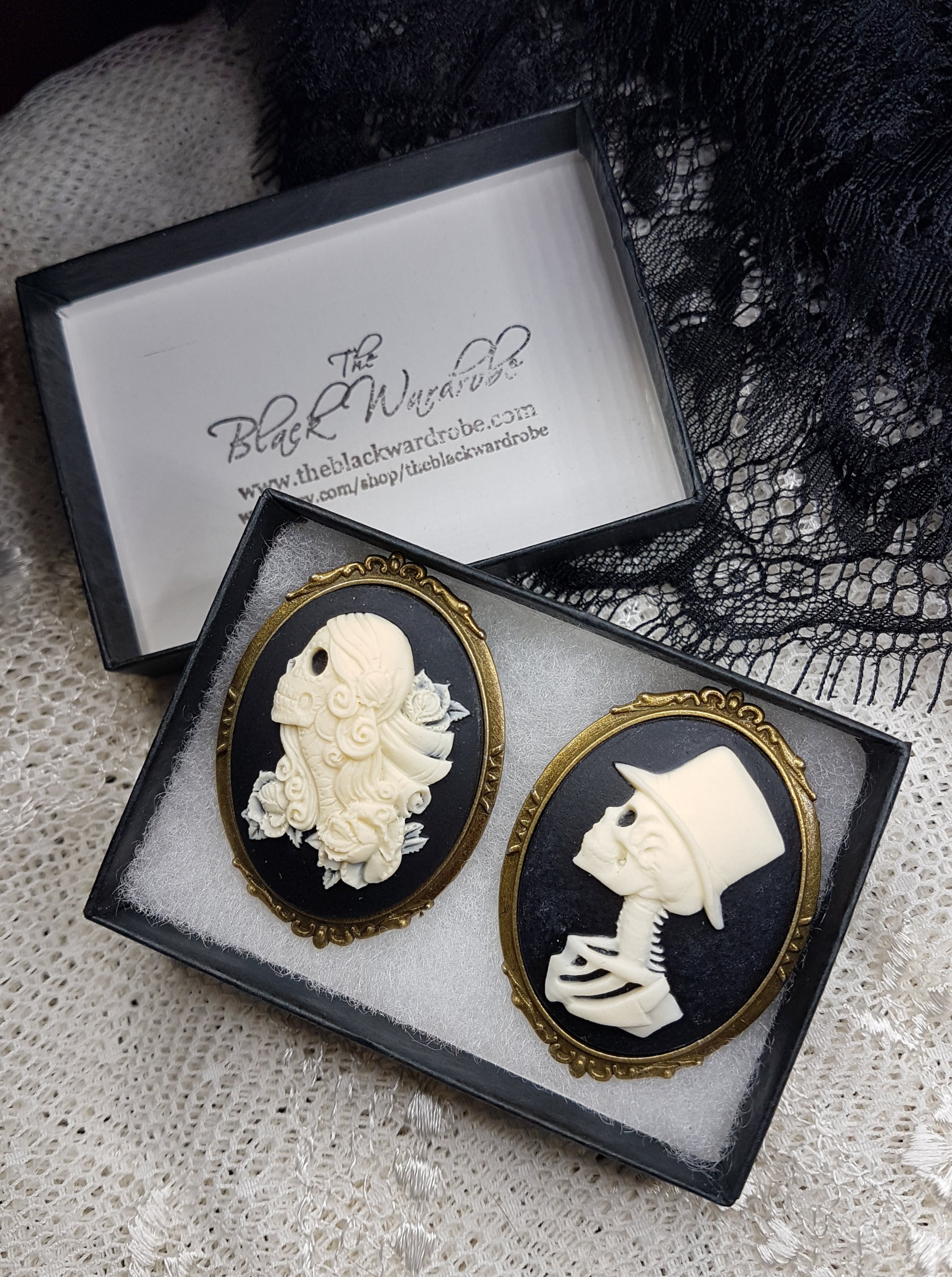 SKULL CORPSE BRIDE AND GROOM CAMEO BROOCH SET | THEBLACKWARDROBE.COM.