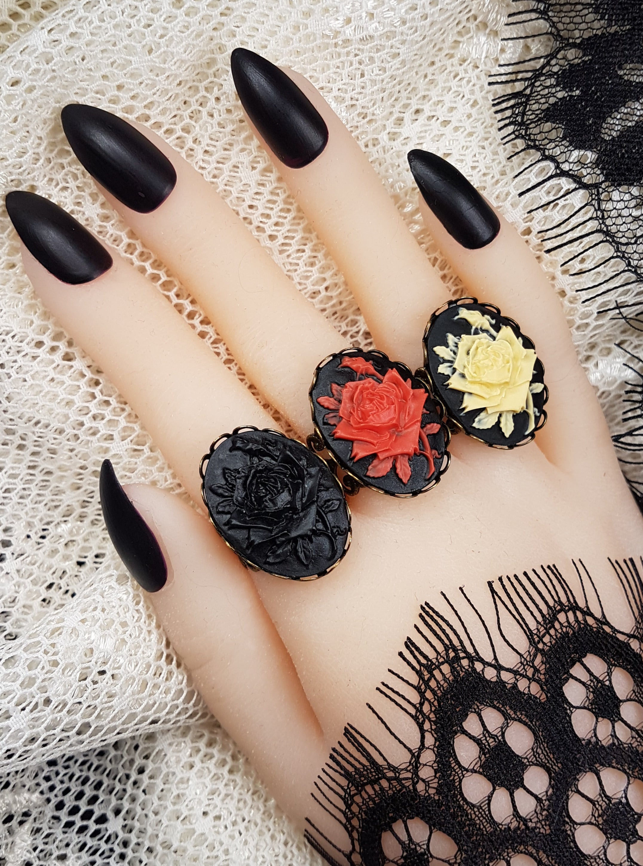 VICTORIAN ROSE CAMEO RING | THEBLACKWARDROBE.COM.