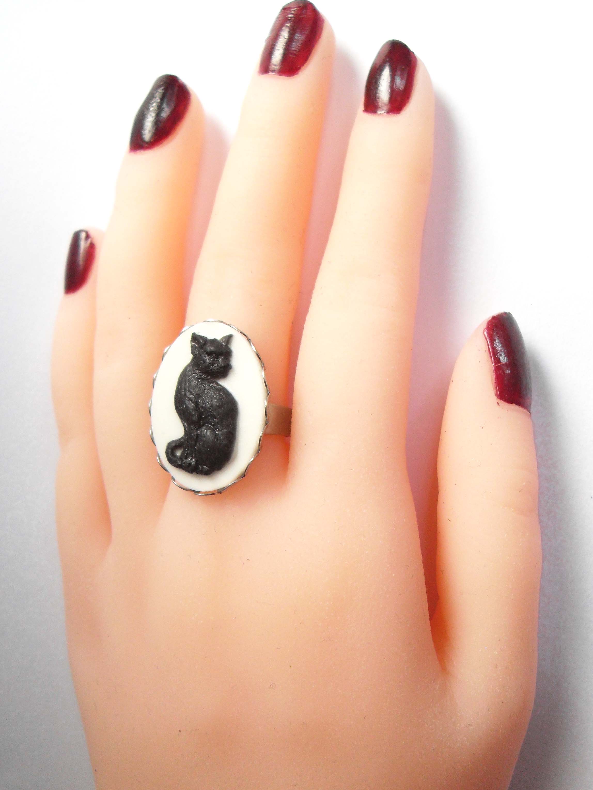SILVER CAT CAMEO RING | THEBLACKWARDROBE.COM.