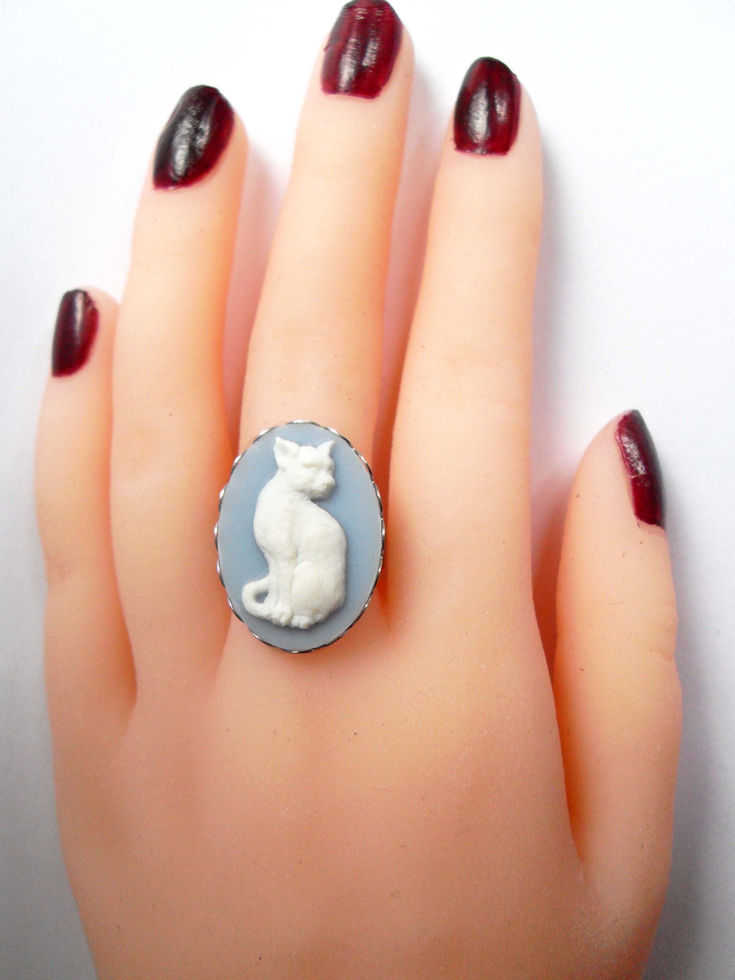 SILVER CAT CAMEO RING | THEBLACKWARDROBE.COM.