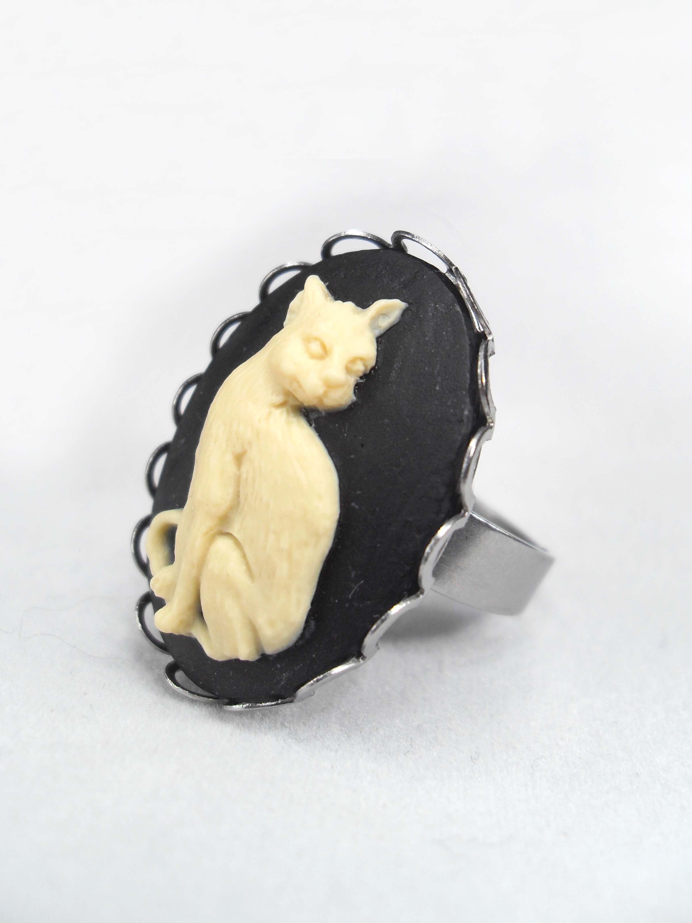 SILVER CAT CAMEO RING | THEBLACKWARDROBE.COM.