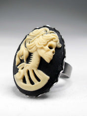 SILVER LADY SKULL CAMEO RING | THEBLACKWARDROBE.COM.