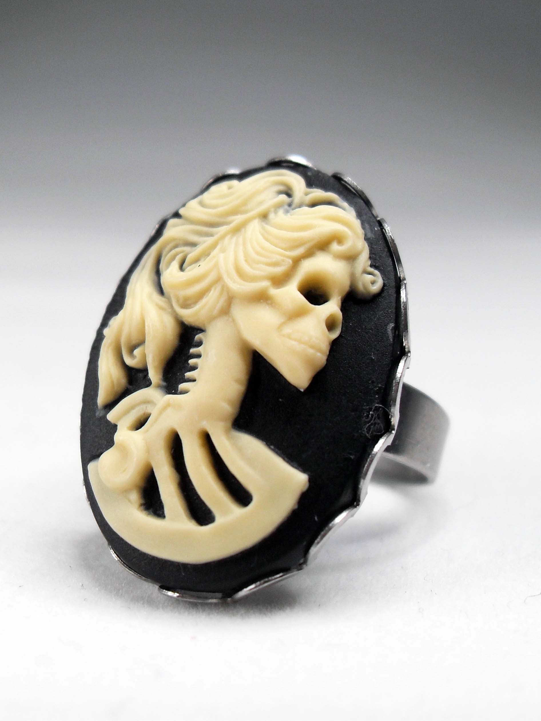 SILVER LADY SKULL CAMEO RING